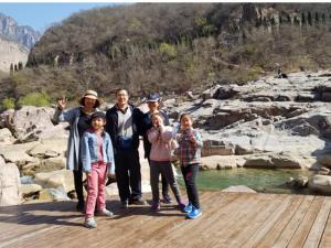 新鄉市平原流體控制技術有限公司組織春季保泉水庫踏青活動